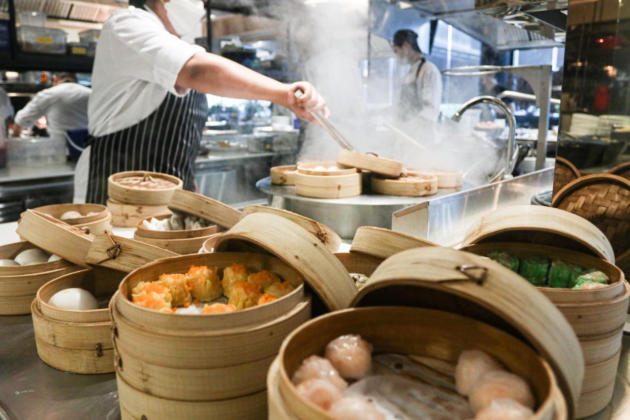 Chatrium Grand กรุงเทพมหานคร ภายนอก รูปภาพ Dim sum being prepared in a restaurant